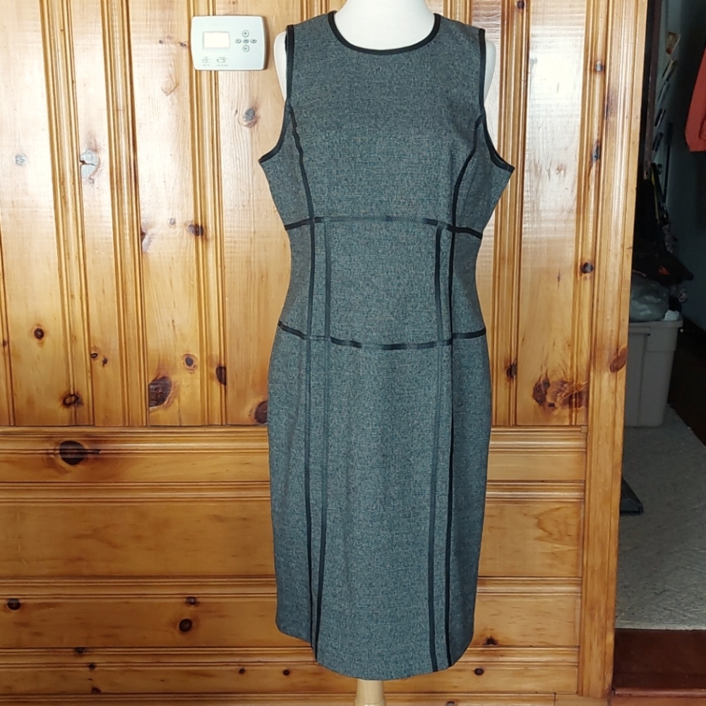 G.I.L.I. fitted sleeveless sheath dress size 12